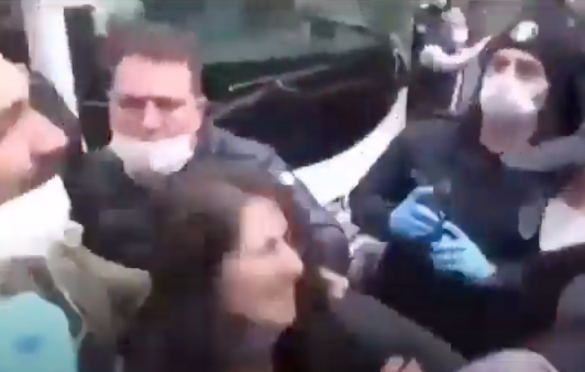 Barış Atay Polislere Saldırıyor